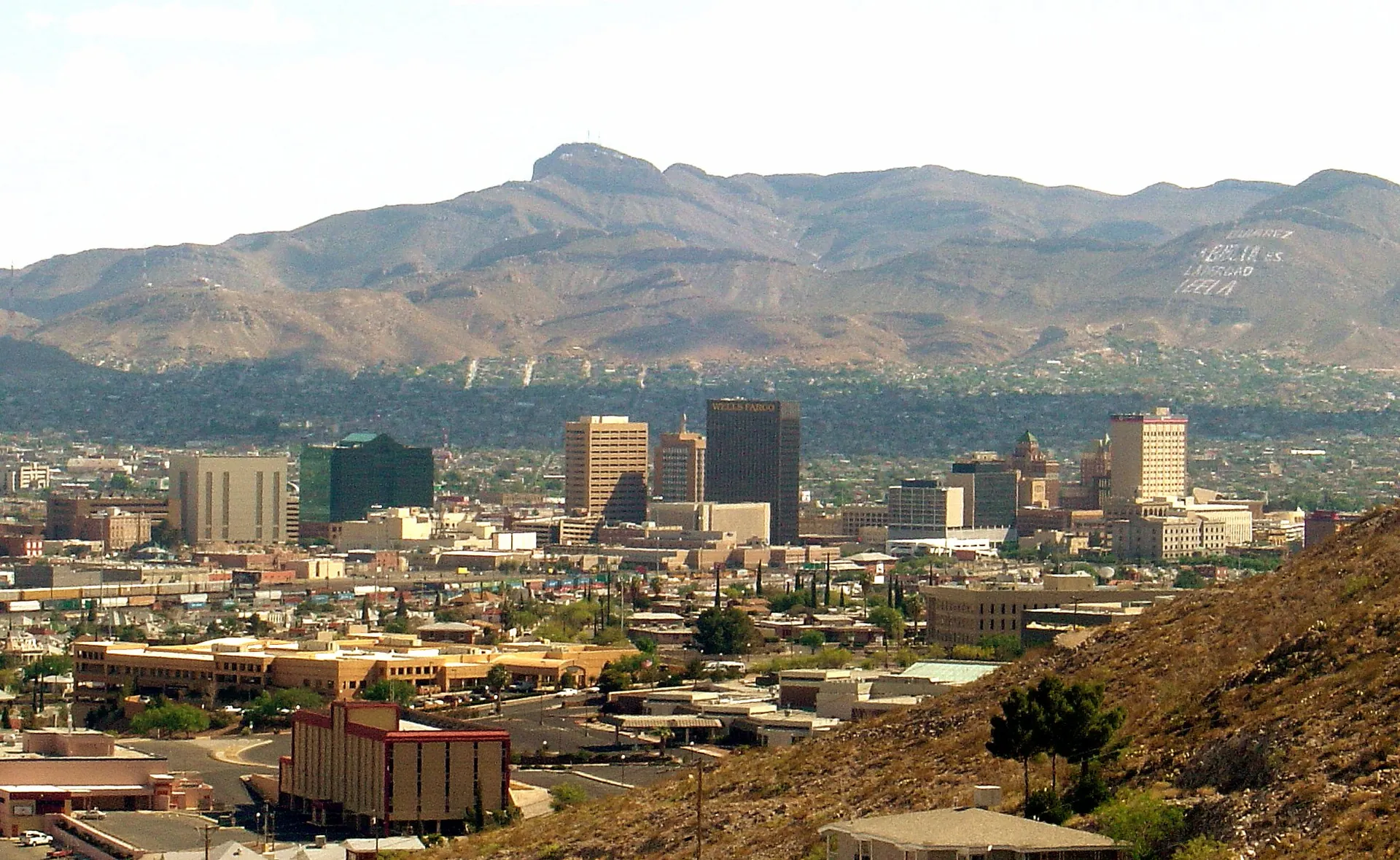 Fotografía del centro de El Paso y las montañas Franklin