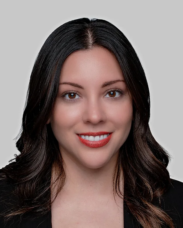 Denisse Villegas, Agente Licenciada